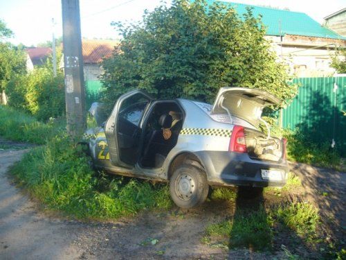 В Рыбинске таксист врезался в столб 