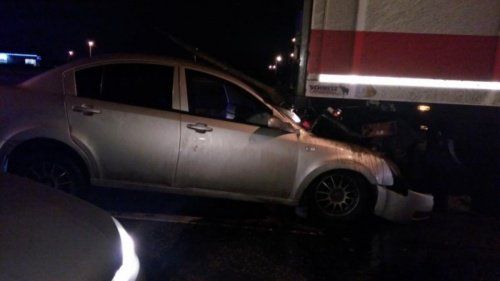 На Юго-Западной окружной дороге Ярославля легковая машина «нырнула» под грузовой автомобиль: есть пострадавшие 
