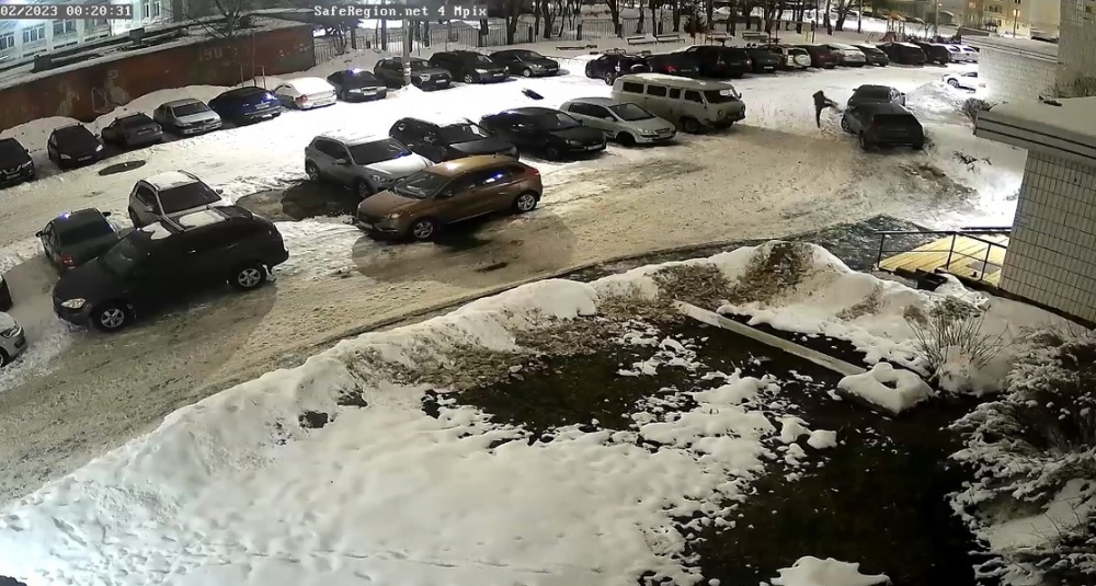 В ярославском дворе ночью подросток бегал и громил припаркованные машины