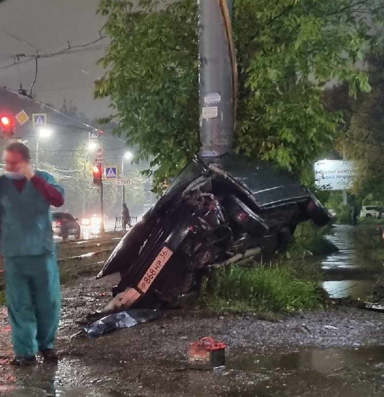 «Намотало на столб»: в центре Ярославля произошло ДТП