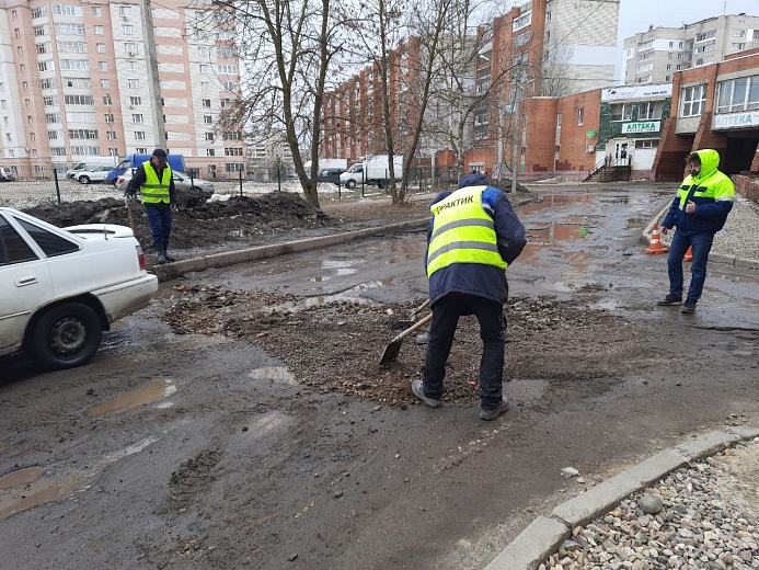 В Ярославле на улице Труфанова возобновили ремонт, не завершенный в прошлом году