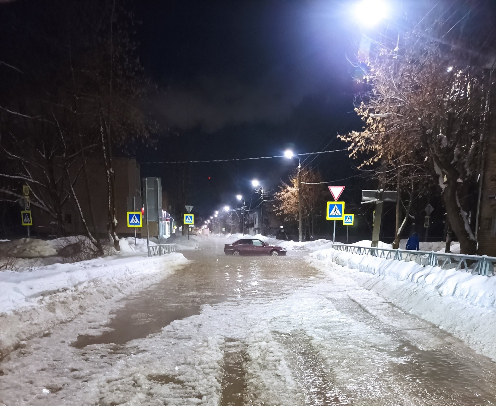 Утром был весёлый квест»: в Ярославле затопило несколько улиц | 07.02.24 |  Яркуб