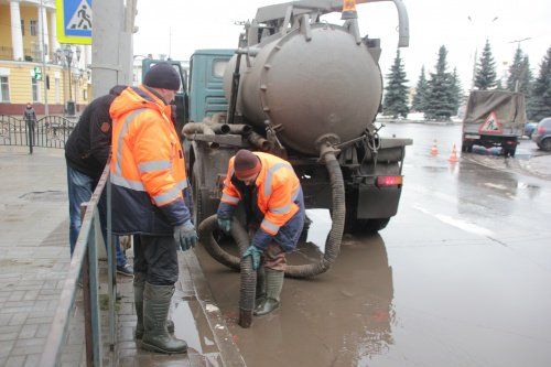 Городские службы Ярославля откачивают воду из луж