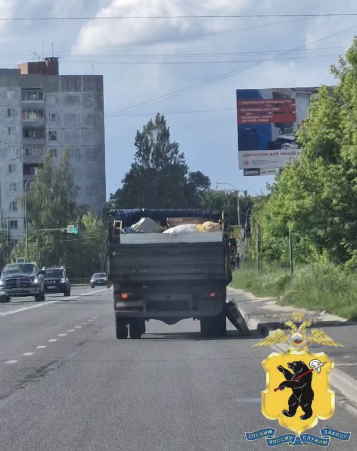 В Ярославской области девушку придавило грузом, выпавшим из кузова грузовика