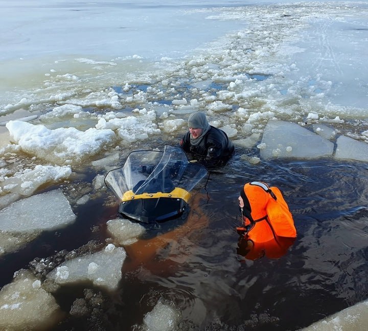 Провалились под лёд: на Рыбинском водохранилище чуть не утонули рыбаки