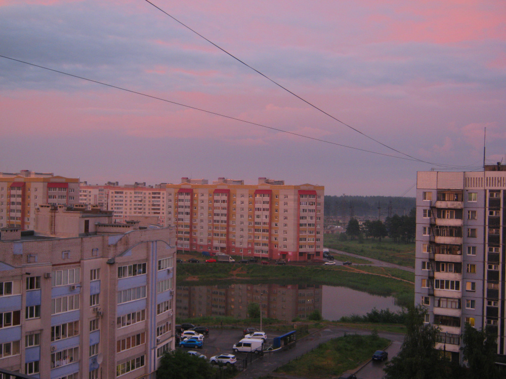 В Ярославле с крыши девятиэтажки сорвался молодой парень, подрабатывавший ремонтником