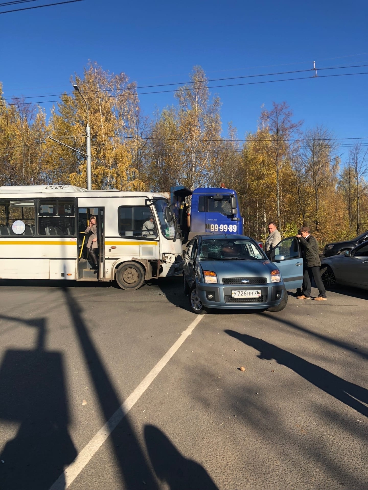 В Дзержинском районе Ярославля автобус протаранил легковушку