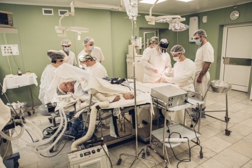 Хирурги Соловьевской больницы провели высокотехнологичную операцию по восстановлению пациенту кисти руки