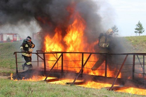 Ярославские пожарные тренировались на огневой психополосе 