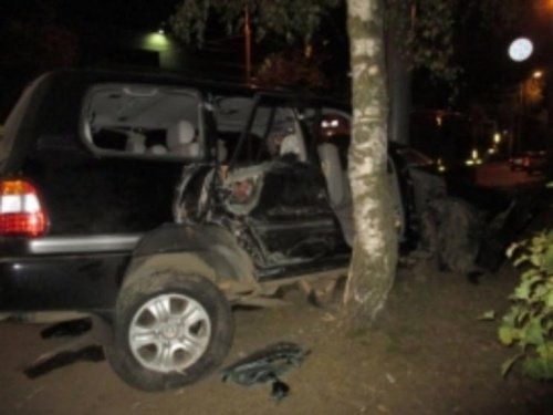 В Ярославле «Тойота» врезалась в дерево: пострадали люди 