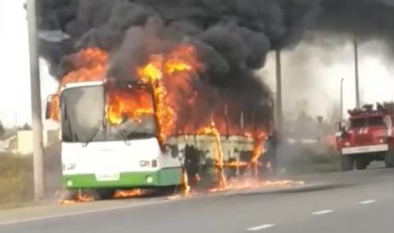 В Ярославле загорелся автобус: видео