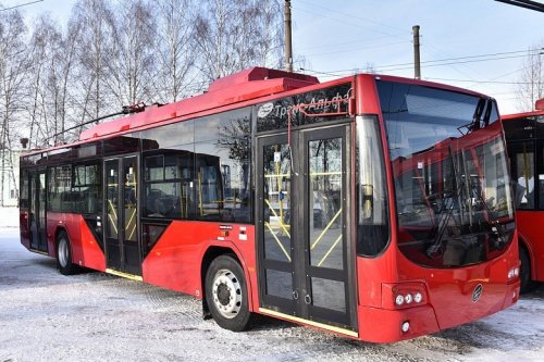 «Яргорэлектротранс» получил четыре новых красных троллейбуса с Wi-Fi. Еще три пополнят парк в конце января