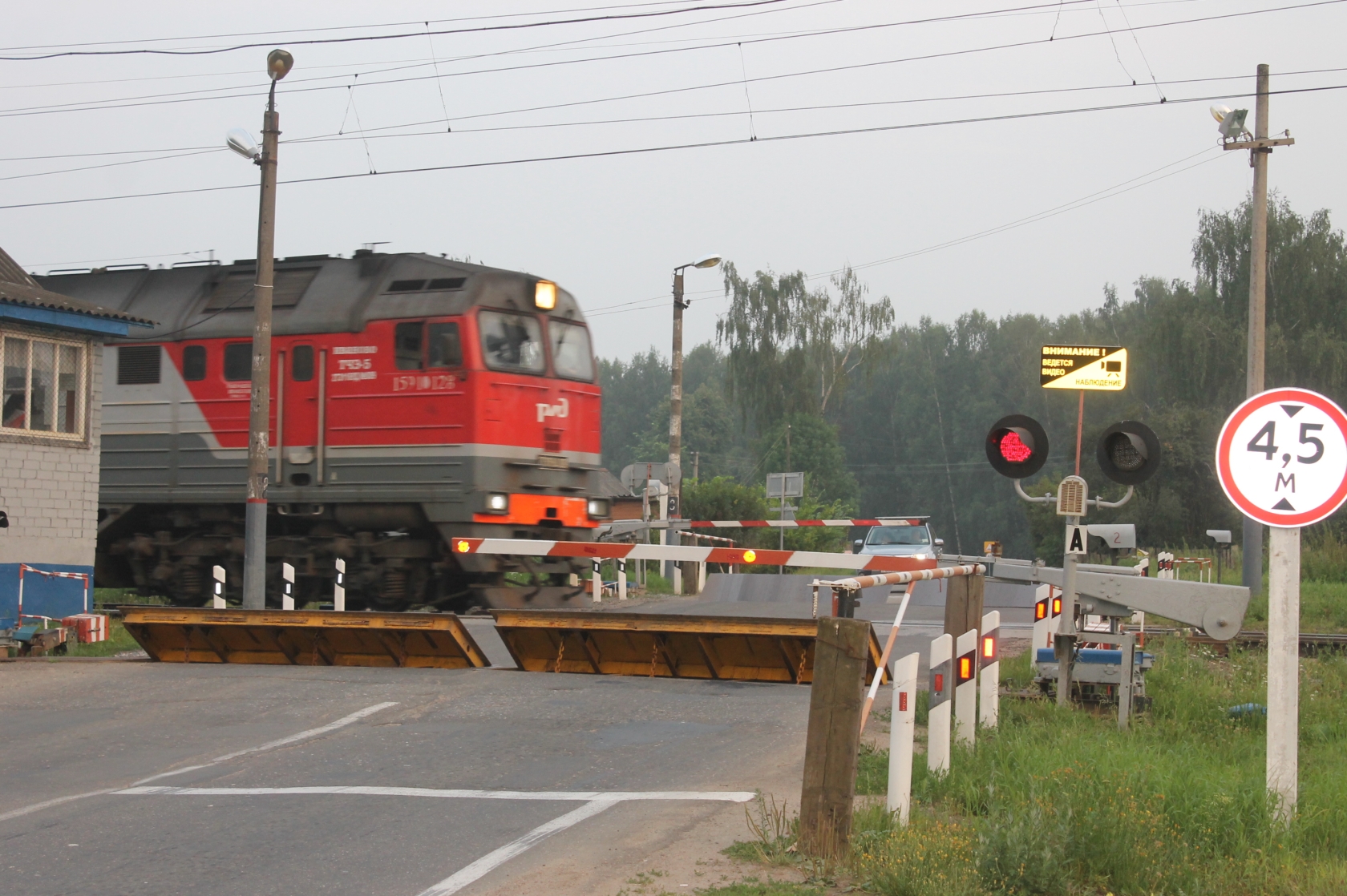 В Ярославской области грузовик угодил под поезд на железнодорожном переезде
