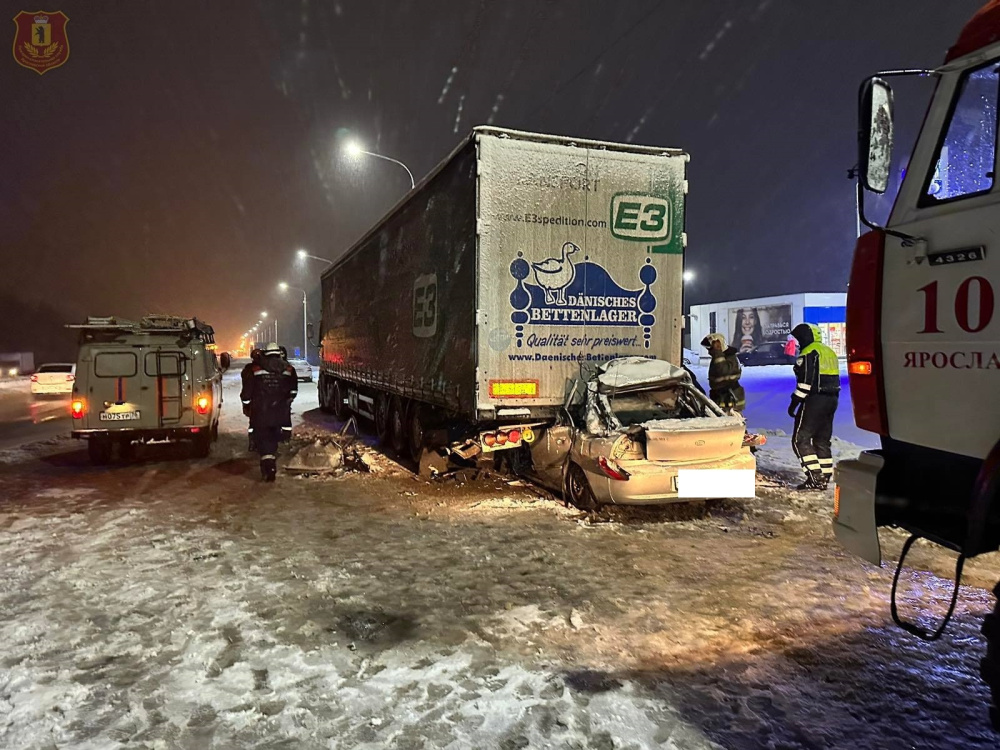 Под Ярославлем погиб водитель легковушки, врезавшейся в грузовик
