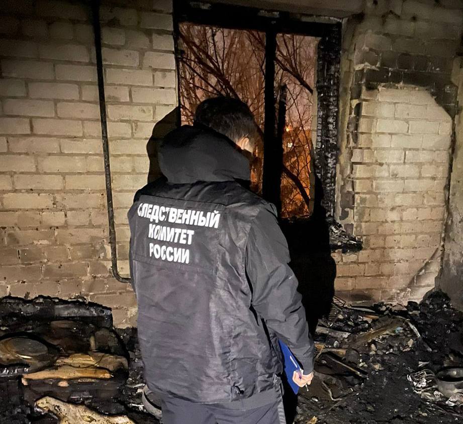 При пожаре в ярославской многоэтажке погибла молодая женщина, еще четверо пострадали