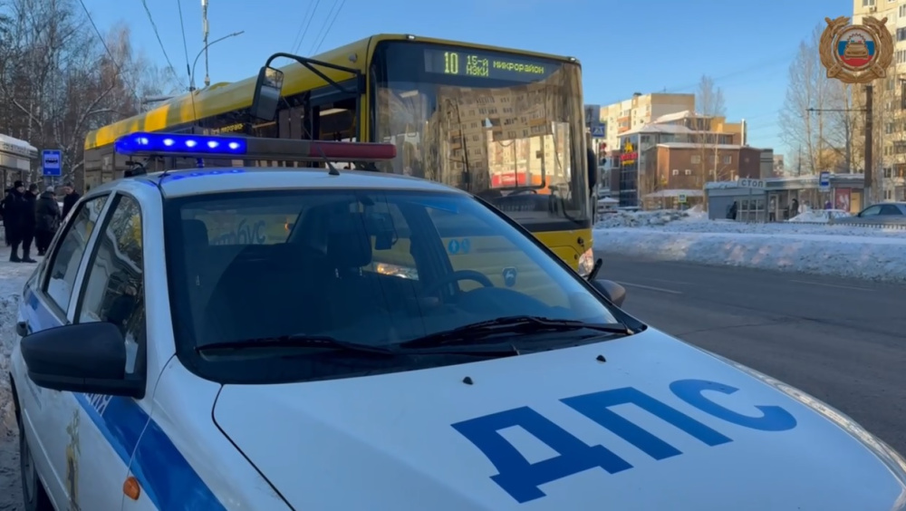 В Ярославле жёлтый автобус насмерть сбил рабочего, разгружавшего фургон рядом с остановкой