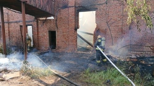 При пожаре в складах на Вспольинском поле люди не пострадали