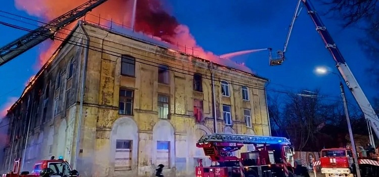 Горевший дом на улице Стачек в Ярославле готовят к сносу