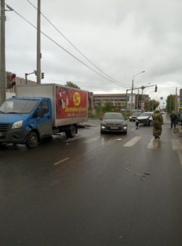 В Ярославле «Газель» оторвала передний бампер у легкового автомобиля (видео) 