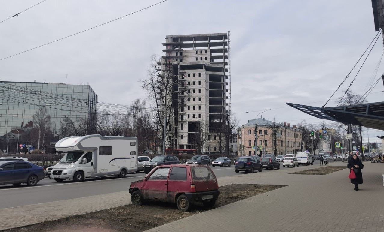 В Ярославле начнут автоматически штрафовать за парковку на газоне |  06.04.23 | Яркуб