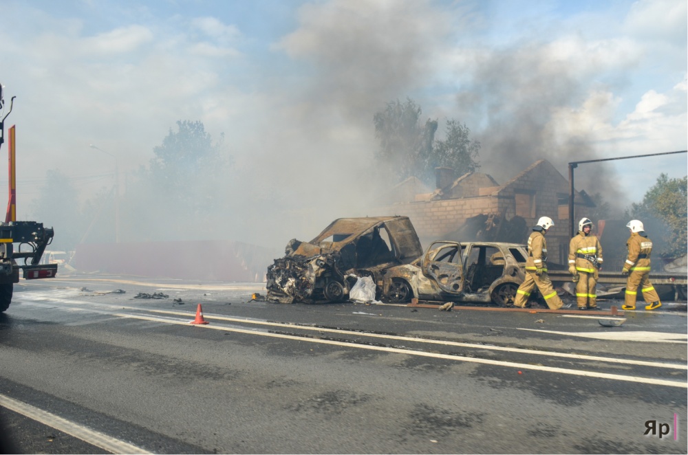 Четверо погибших, сгоревшие дома и автомобили: последствия трагедии с участием скорой помощи и бензовоза под Ярославлем