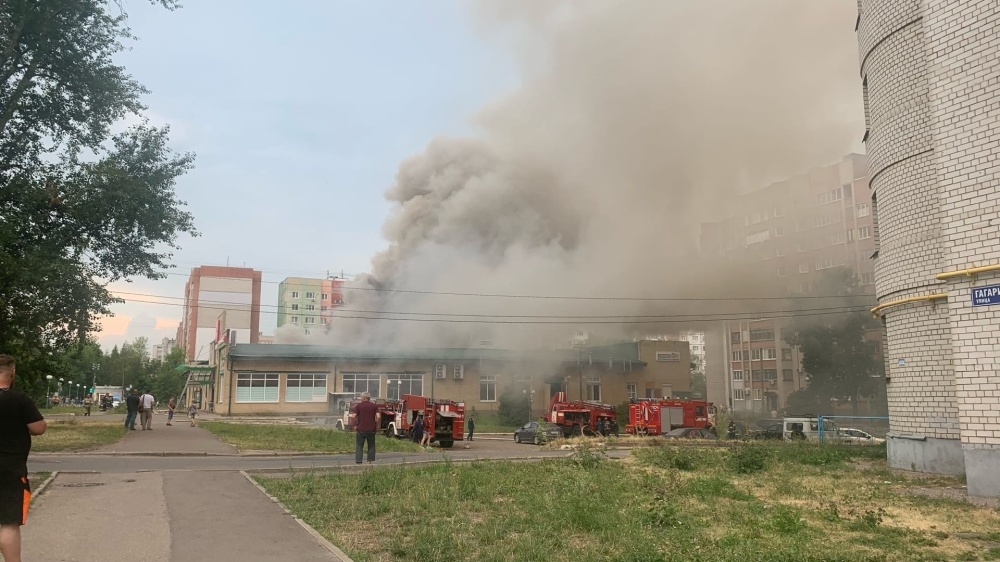 В Ярославле горит торговый центр «Лотос»