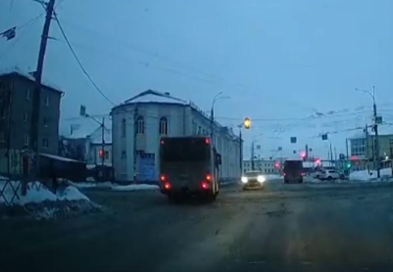 В Рыбинске водитель автобуса выехал на встречку