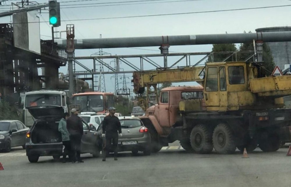 В Ярославле произошло тройное ДТП с участием автокрана: фото
