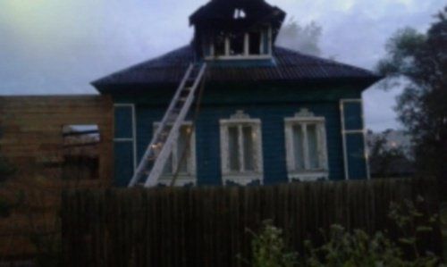 В Ростове огонь повредил частный дом 