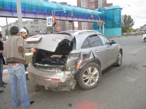 В Ярославле на Московском проспекте столкнулись две иномарки: есть пострадавший 
