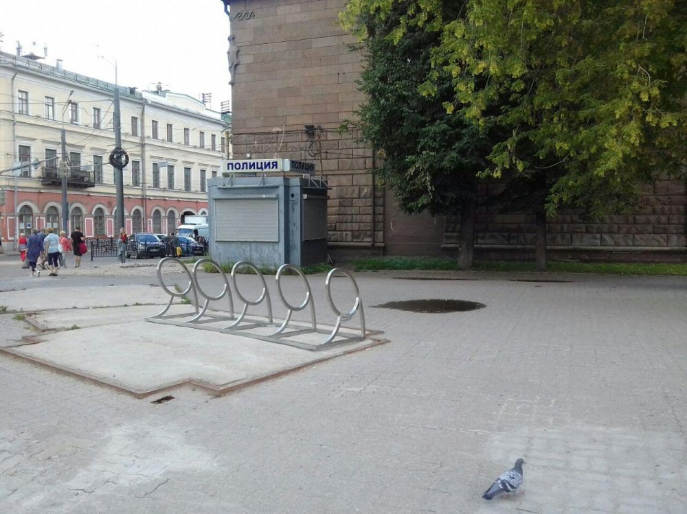 Фото дня. На Богоявленской площади Ярославля установили велопарковку
