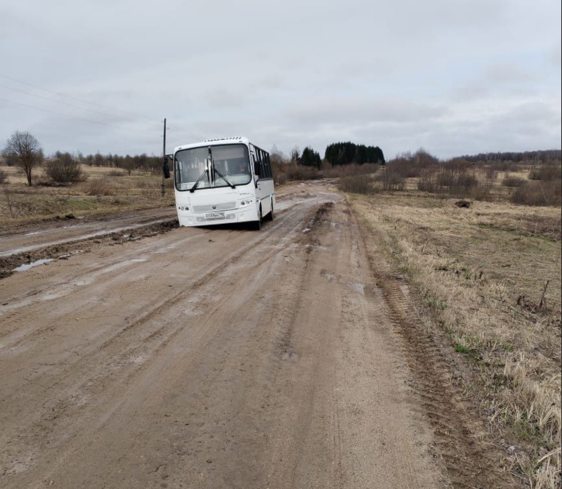 «Участок пучит каждую весну»: в Ярославской области рейсовый автобус застрял на дороге