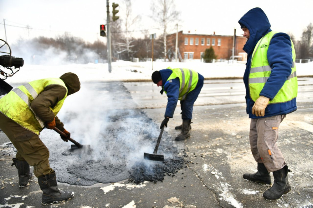 На проспекте Фрунзе в Ярославле заделали ямы на дорогах
