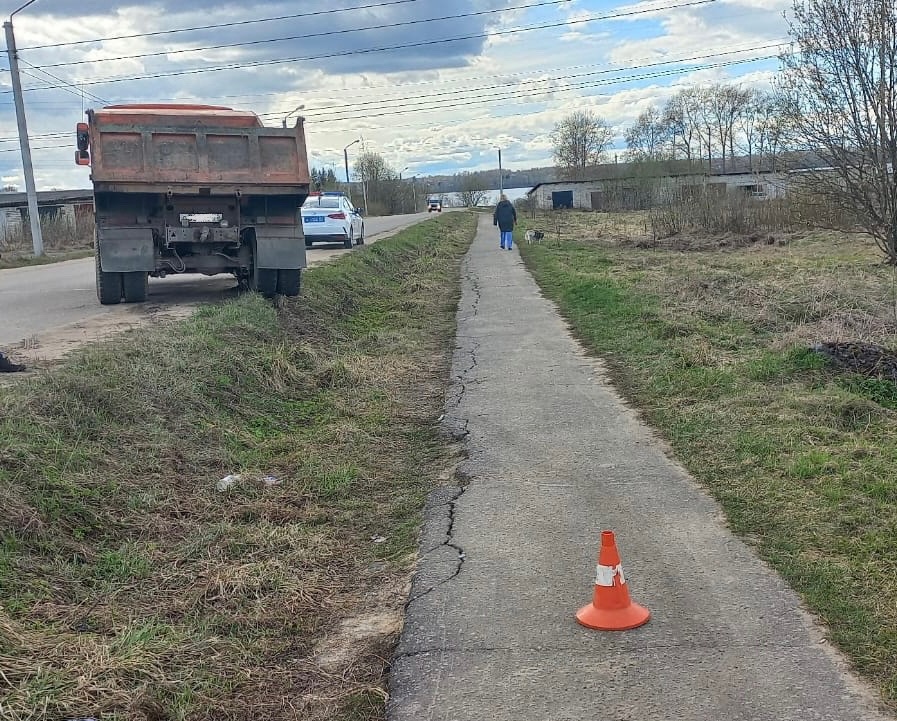 В Ярославской области самосвал вылетел на тротуар и сбил двух пешеходов
