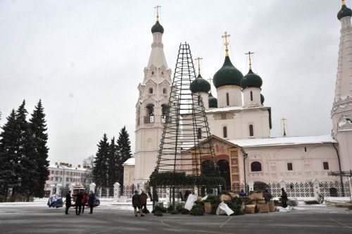 В Ярославле начали установку главной новогодней ёлки города