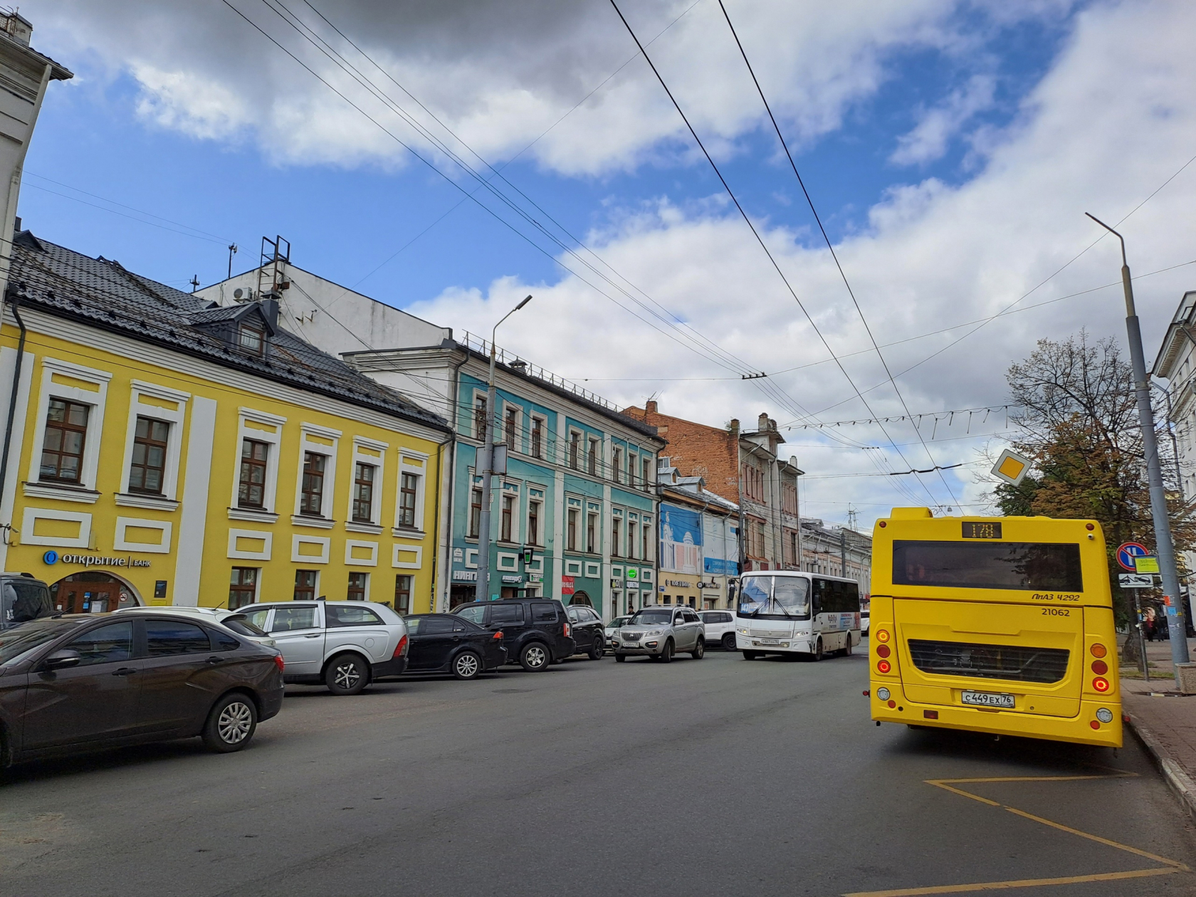 В центре Ярославля вводят новую остановку для семи автобусов | 09.10.23 |  Яркуб