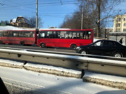 Две красные маршрутки столкнулись на Московском проспекте Ярославля