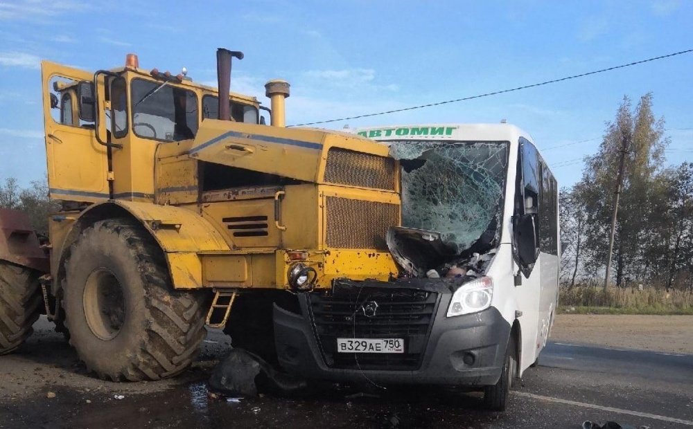 Под Ярославлем трактор столкнулся с рейсовым автобусом: видео