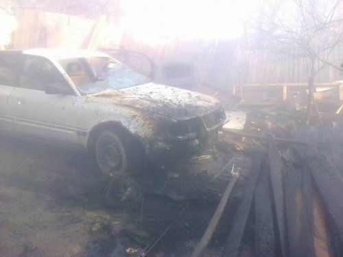 В Ярославле огонь повредил гараж и легковой автомобиль 