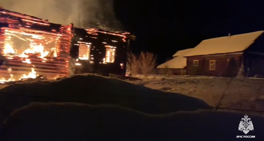 Тушили восемь часов: в Ярославской области при пожаре пострадал мужчина
