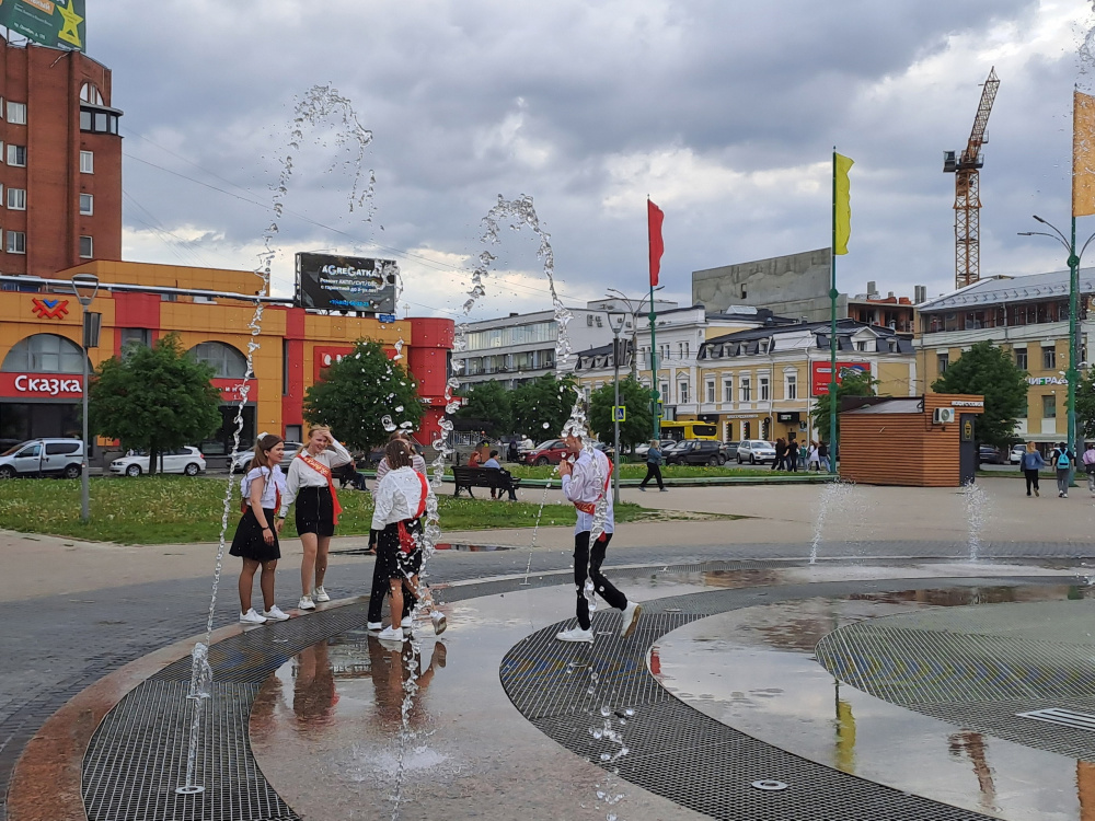 Ярославцы остались без туалета, фонтана и освещения на площади Юности
