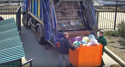 «Хартия» оштрафует сотрудников, которые забрали мусор из оранжевого контейнера вместе с несортированными отходами