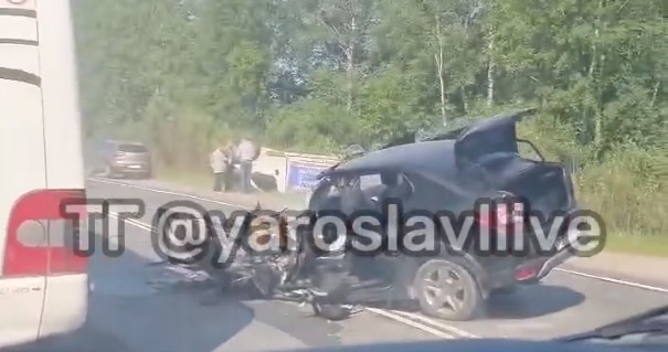 Кузов легковушки всмятку, а грузовик в кювете: в Ярославской области произошло жесткое ДТП_242077