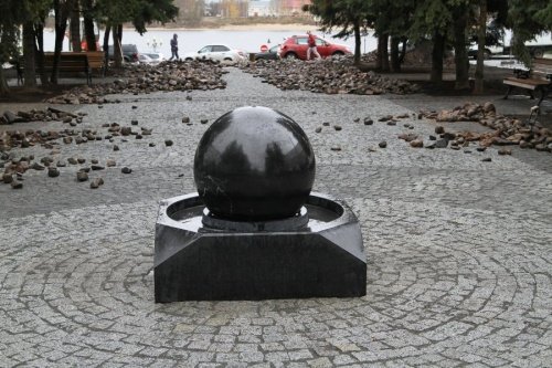 В Рыбинске на бульваре Ушакова установили фонтан-глобус