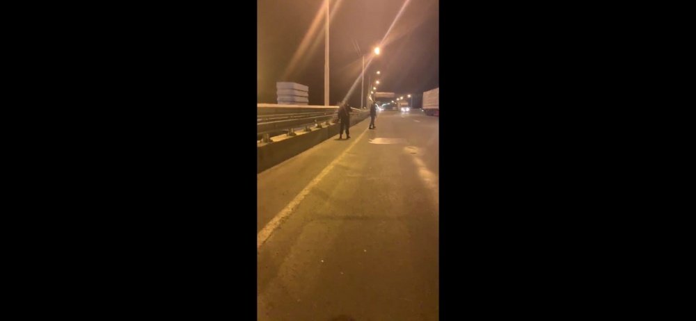 В Ярославле мужчина перелез через перила Юбилейного моста и требовал вызвать полицию