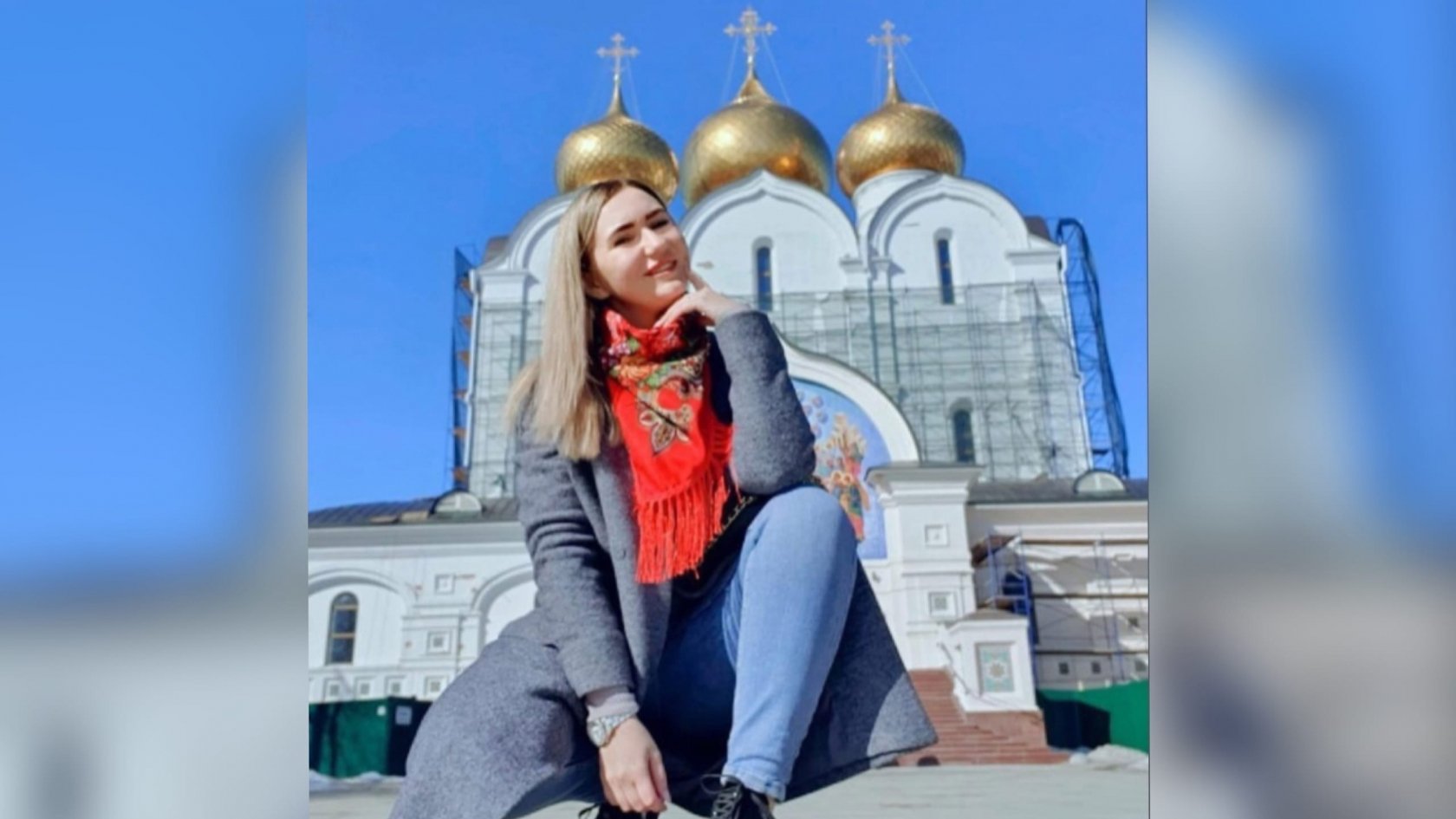 фото блогера бобиева у храма в москве