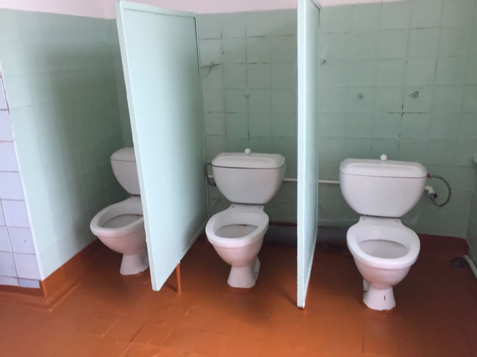 Вк школа туалет. Туалет в школе. Унитаз в школе. Туалетная комната в школе. Современный туалет в школе.