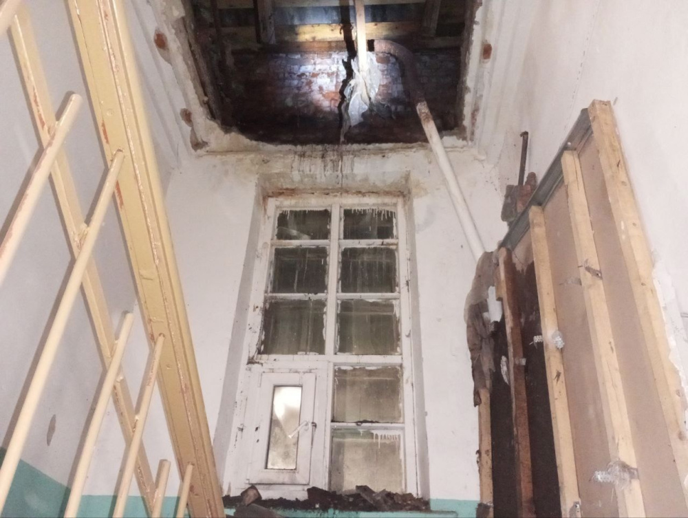 В одном из многоквартирных домов Ярославской области рухнул потолок