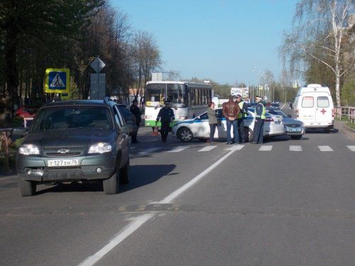 В Рыбинске мужчина на автомобиле «Нива» сбил двух детей 