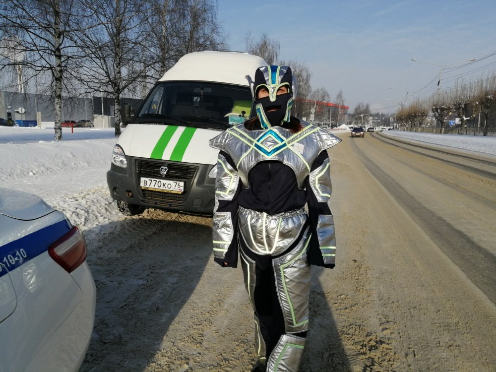 Ярославских водителей на дорогах тормозит супергерой: что происходит